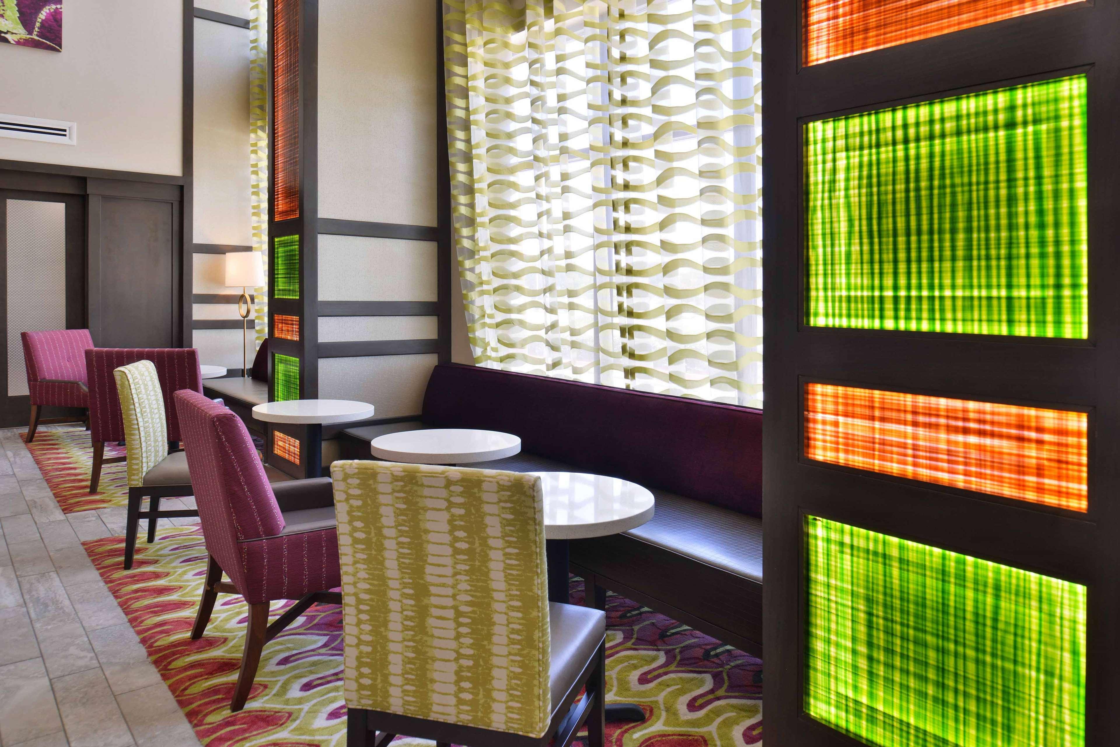 Hampton Inn & Suites Dallas Market Center Ngoại thất bức ảnh