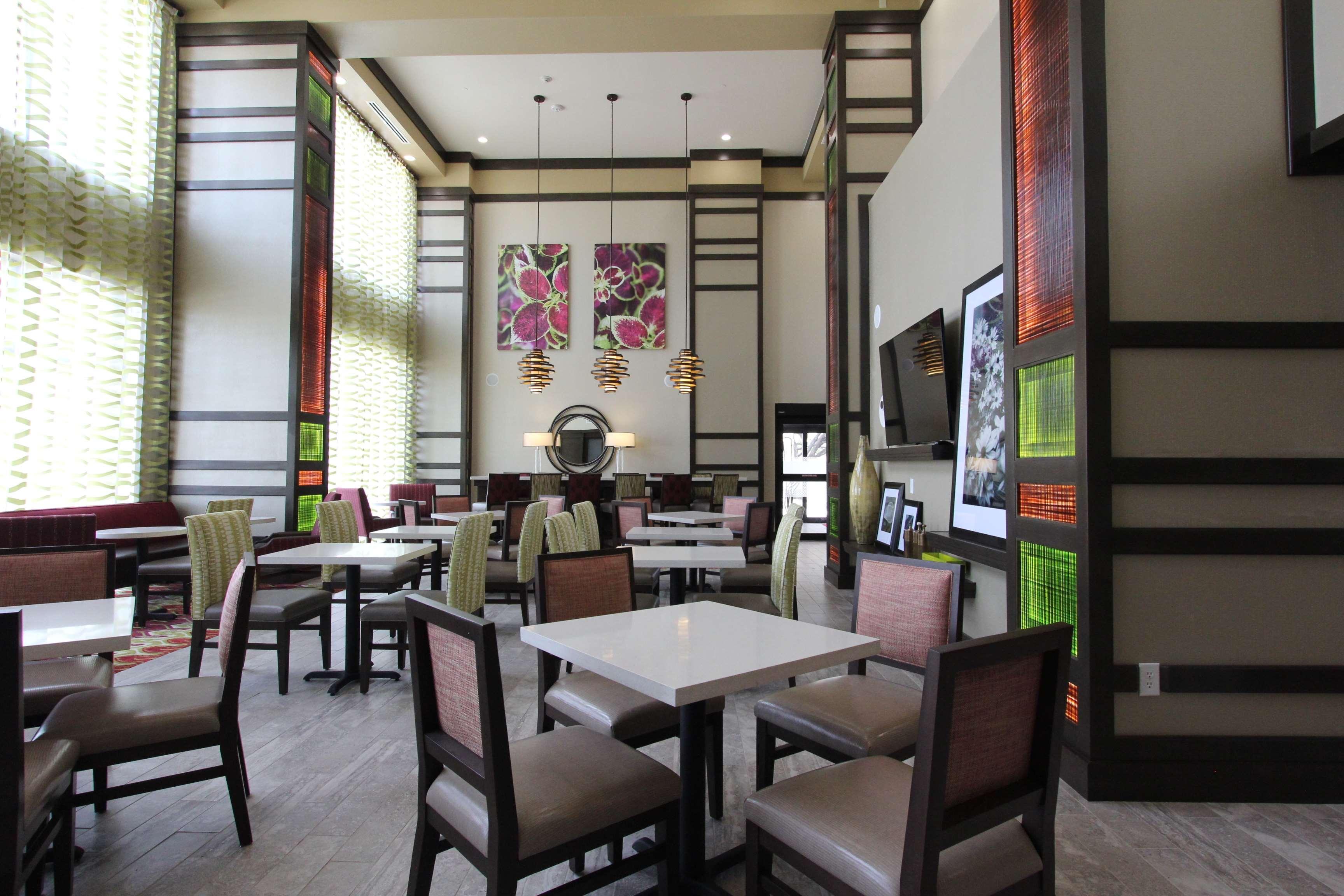 Hampton Inn & Suites Dallas Market Center Ngoại thất bức ảnh