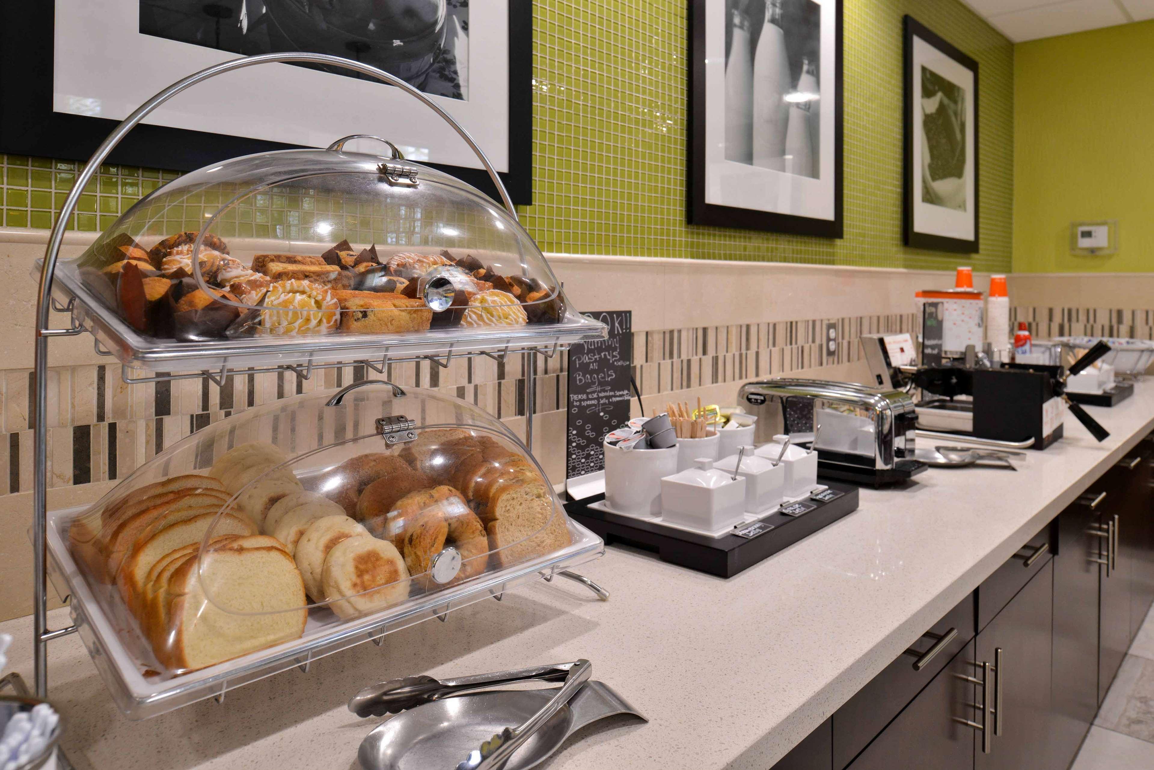 Hampton Inn & Suites Dallas Market Center Ngoại thất bức ảnh