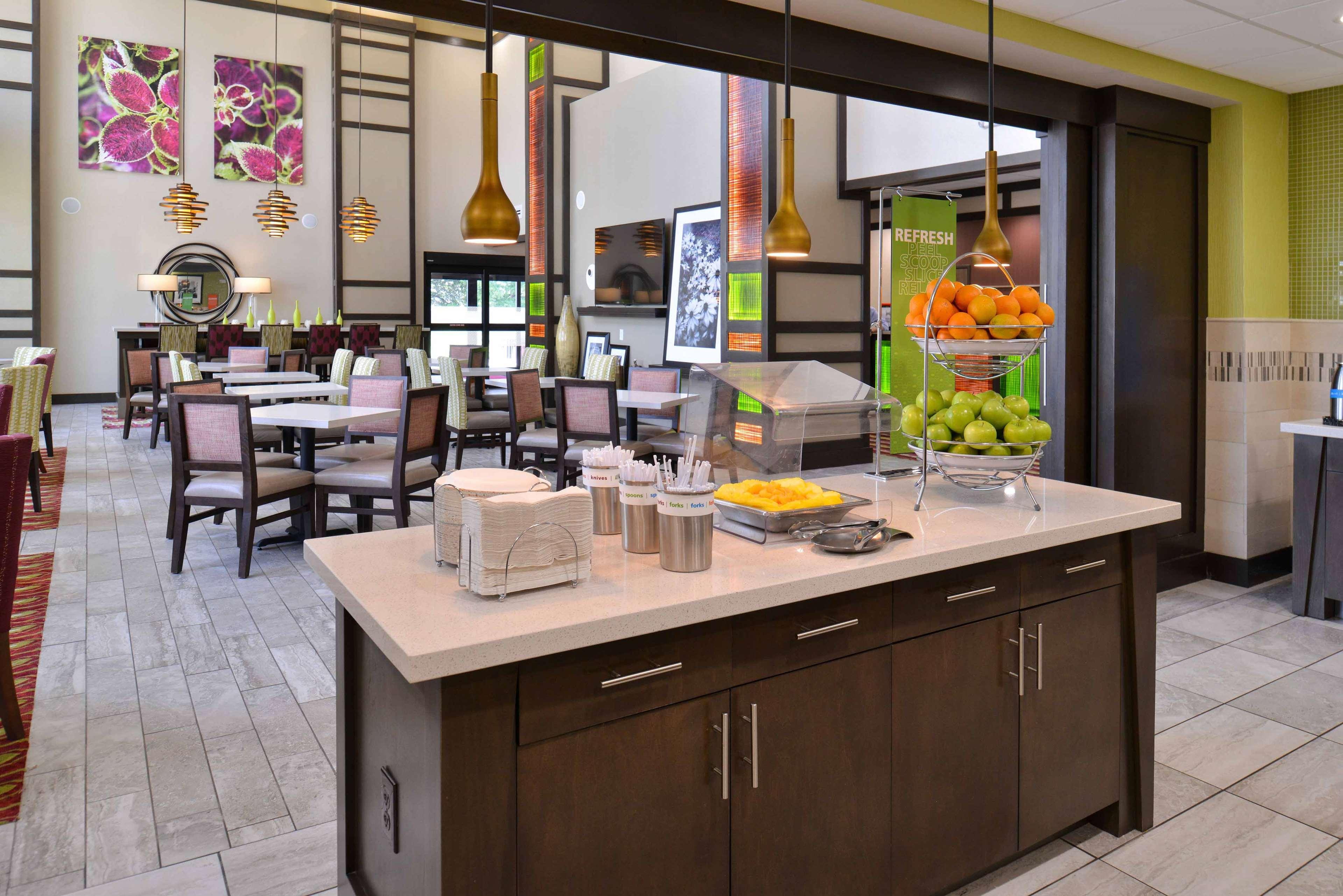 Hampton Inn & Suites Dallas Market Center Ngoại thất bức ảnh