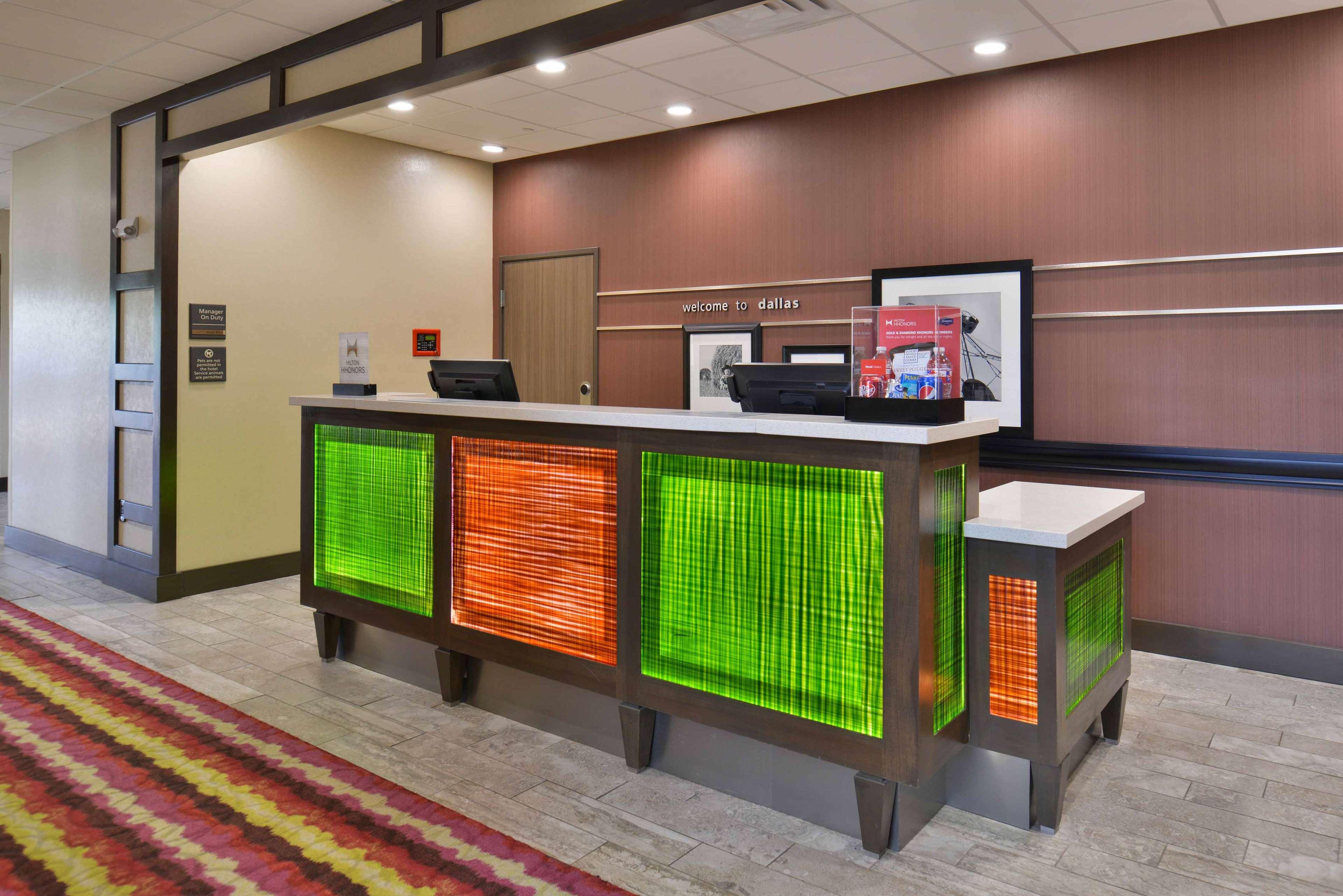 Hampton Inn & Suites Dallas Market Center Ngoại thất bức ảnh