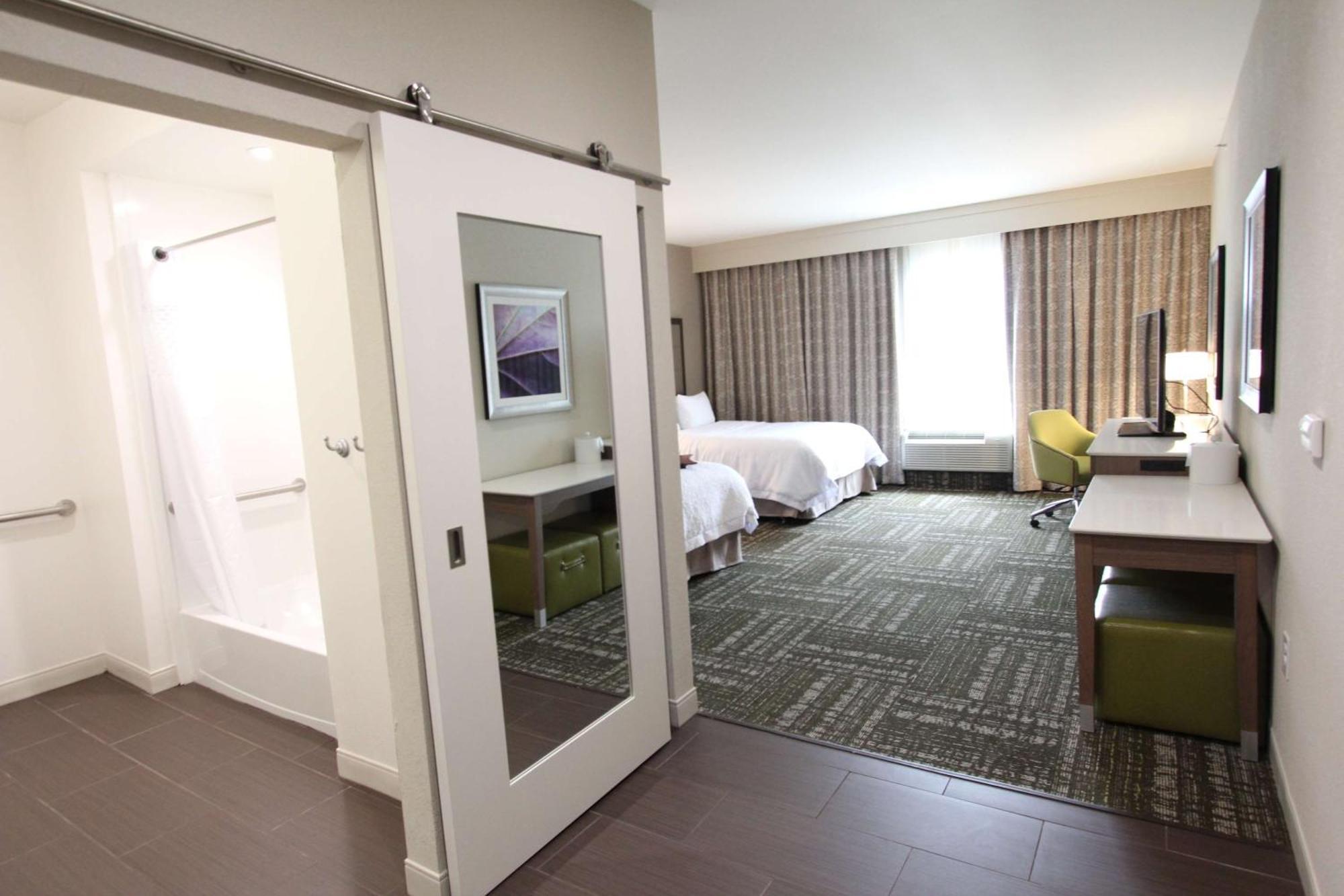 Hampton Inn & Suites Dallas Market Center Ngoại thất bức ảnh