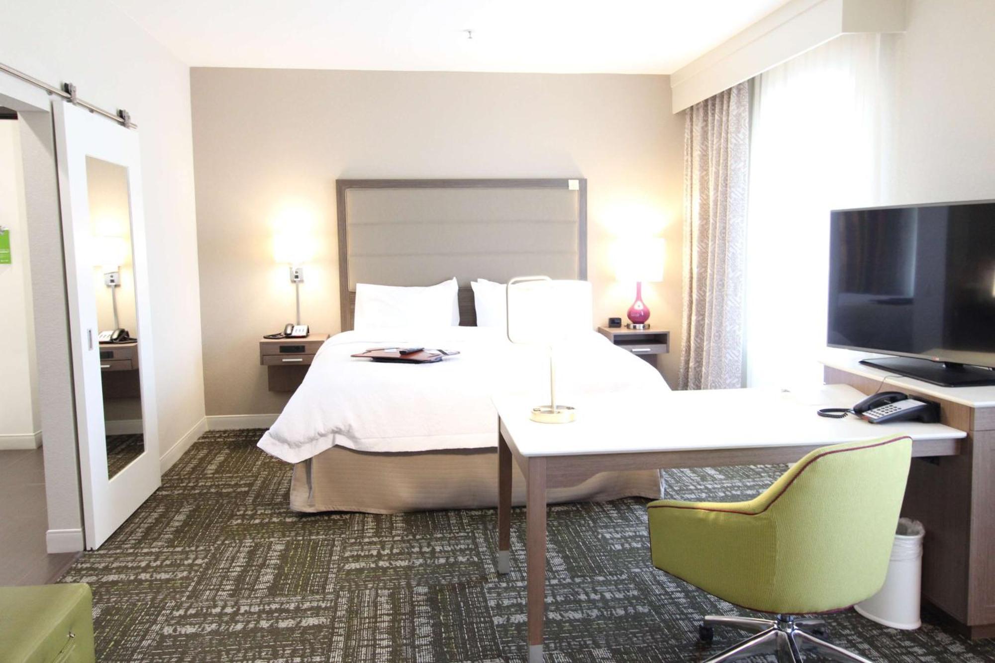 Hampton Inn & Suites Dallas Market Center Ngoại thất bức ảnh