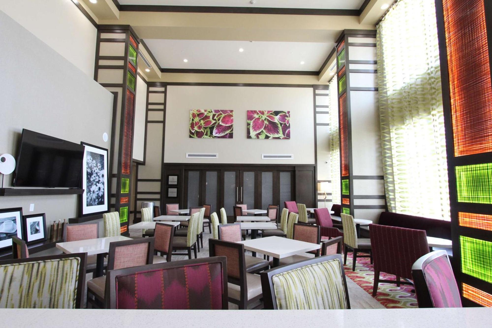 Hampton Inn & Suites Dallas Market Center Ngoại thất bức ảnh